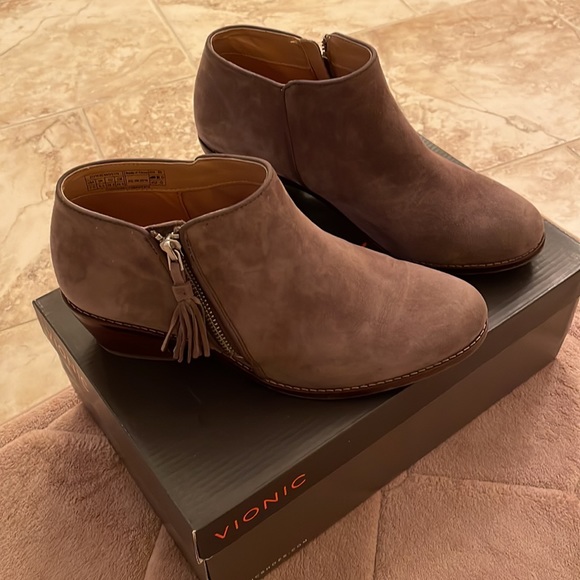 Vionic size 7.5 Joy Serena ankle boots. Like new. - Picture 2 of 7